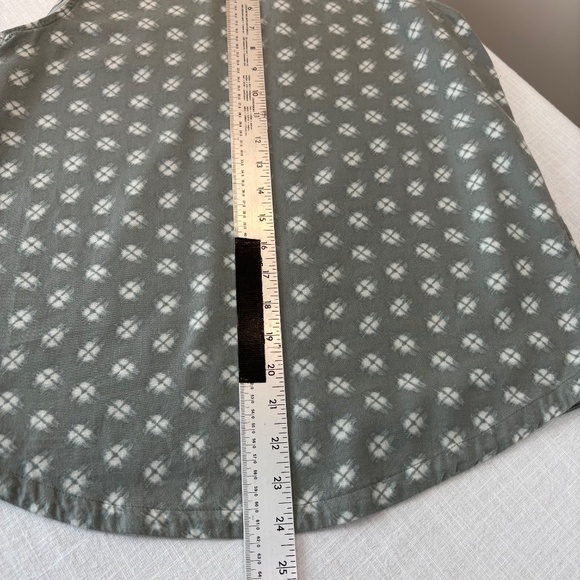 Eddie Bauer Sleeveless V-Neck Tank Olive With Geometric Print Sm - Picture 11 of 11